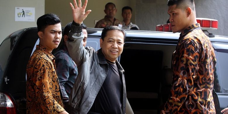 Terpidana kasus korupsi KTP elektronik Setya Novanto melambaikan tangan ke arah awak media saat keluar dari Rutan KPK untuk dieksekusi menuju Rumah Tahanan (Rutan) Sukamiskin Bandung oleh Petugas Komisi Pemberantasan Korupsi (KPK). Jakarta, Jumat (4/5). Mantan Ketua DPR Setya Novanto divonis oleh Majelis Hakim Pengadilan Tindak Pidana Korupsi 15 tahun penjara, denda Rp 500 juta subsider 3 bulan kurungan karena dinilai terbukti secara sah dan meyakinkan telah terlibat dalam korupsi proyek e-KTP.