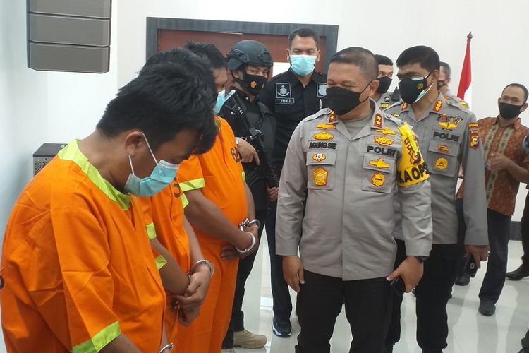 Kapolda Riau Irjen Pol Agung Setya Imam Effendi saat menemui tiga pelaku teror dan meminta mereka tidak mengulangi perbuatannya, usai menggelar konferensi pers di Mapolda Riau di Jalan Pattimura, Pekanbaru, Riau, Jumat (12/3/2021).