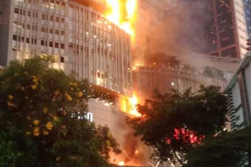 Cerita Pengunjung yang Berdesakan Turun Saat Tunjungan Plaza Surabaya Terbakar