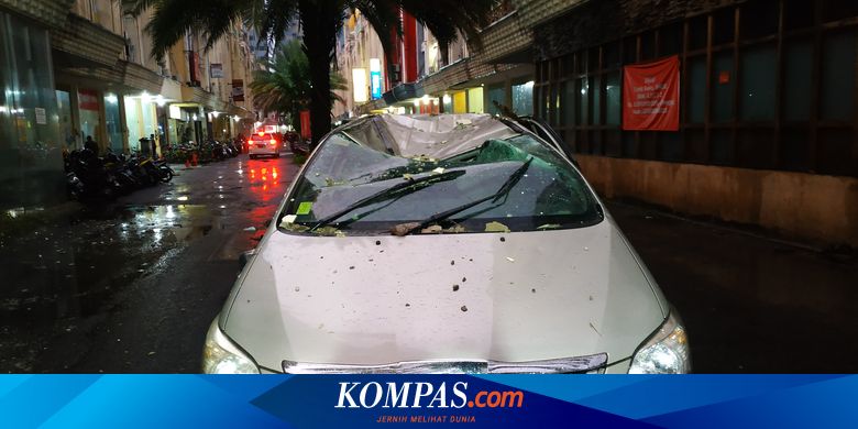 Mobil Ringsek Tertimpa Panel Bangunan, Waspada Berkendara Saat Hujan - Vimarsana News