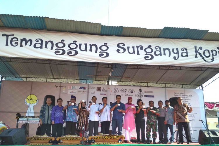 Bupati Temanggung Muhammad Al Khadziq (5 dari kiri) bersama pejabat pemerintah daerah setempat minum kopi bersama pada Festival Kopi Temanggung, awal Oktober 2018 lalu. 