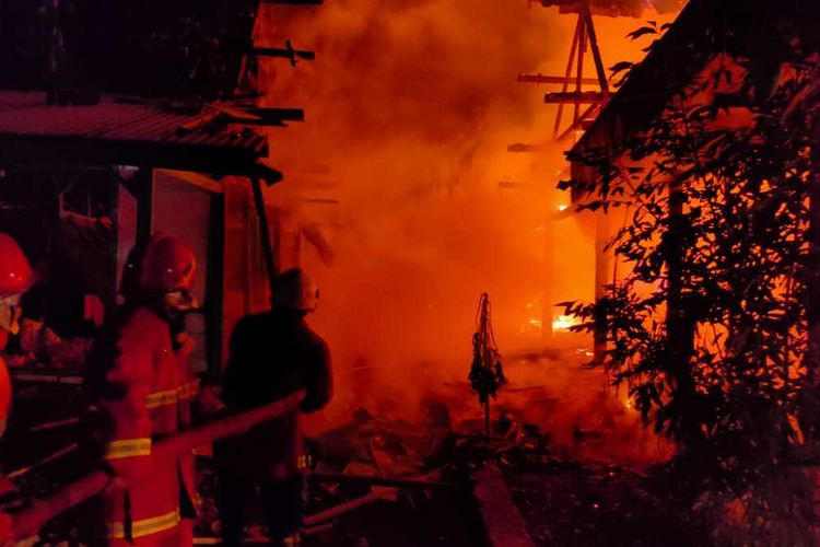 Petugas Damkar Bojonegoro sedang melakukan pemadaman api yang membakar rumah warga Desa Nglombo, Desa Ngrancang, Kecamatan Tambakrejo, Kabupaten Bojonegoro, Jawa Timur, Selasa (10/10/2023)