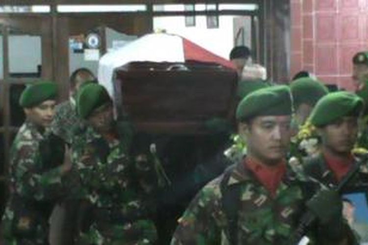 Suasana pemakaman Serda Joko Purwanto di Sragen, Kamis (2/7/2015).