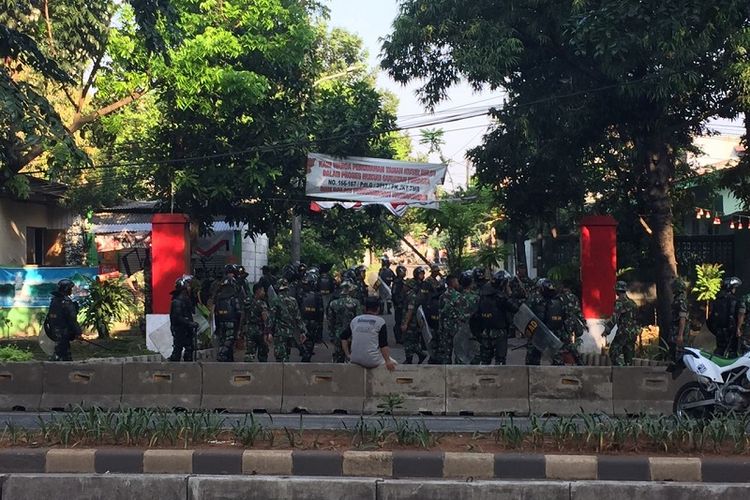 Pengosongan rumah di Kompleks Tanah Kusir, Jakarta Selatan, oleh anggota TNI berbuntut kericuhan, Rabu (9/5/2018).