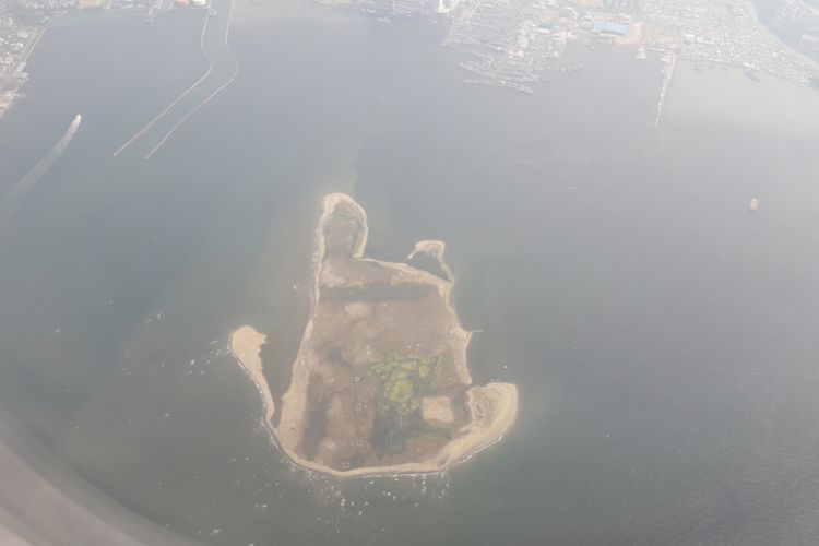 Penampakan Pulau G dari atas udara, Jumat (19/10/2018). Pulau G adalah bagian dari 17 pulau proyek reklamasi yang tadinya sempat akan dibangun di Teluk Jakarta.