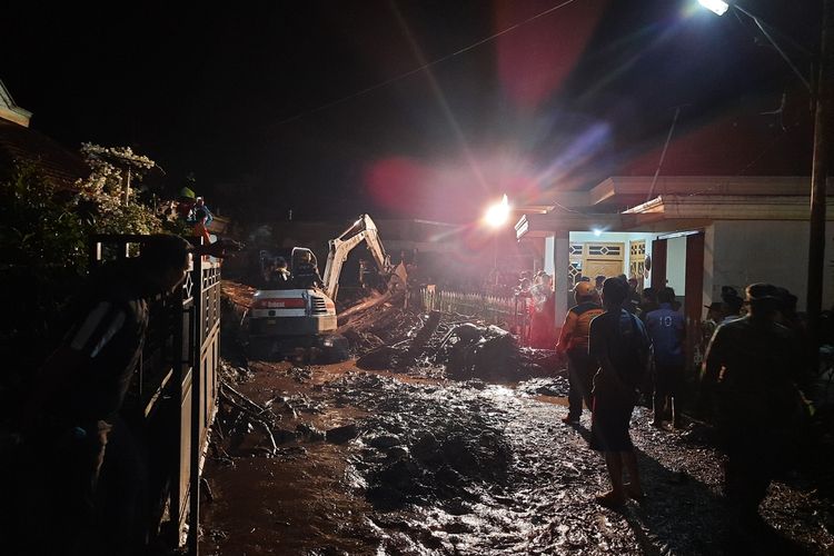 Situasi penanganan banjir di Desa Bulukerto, Kecamatan Bumiaji, Kota Batu, Jawa Timur, Kamis (4/11/2021) malam.