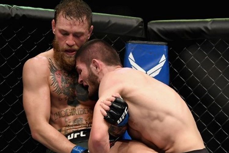 Khabib Nurmagomedov dari Rusia (R) saat bertarung melawan Conor McGregor (Irlandia) dalam kejuaraan kelas ringan UFC selama pada UFC 229 di T-Mobile Arena, Las Vegas, Nevada, 6 Oktober 2018 .  Harry How/Getty Images/AFP (Photo by Harry How / GETTY IMAGES NORTH AMERICA / Getty Images via AFP)