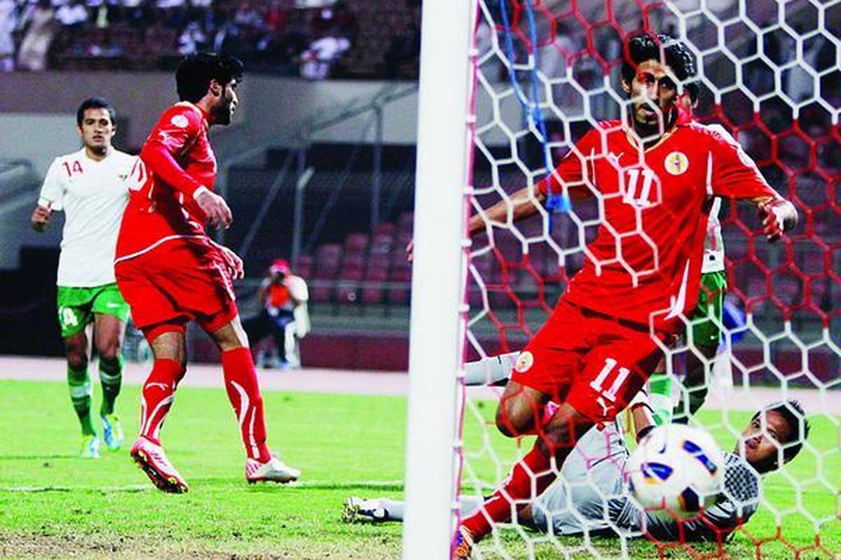Kiper Indonesia, Andi Muhammad Guntur (terjatuh), dan bek Ardiles Hengki (kiri) menyaksikan gawangnya dikoyak pemain Bahrain pada laga kualifikasi Piala Dunia 2012 di Riffa, Bahrain, Rabu (29/2). Indonesia kalah 0-10. Presiden Susilo Bambang Yudhoyono menyoroti kekalahan telak yang memalukan itu.