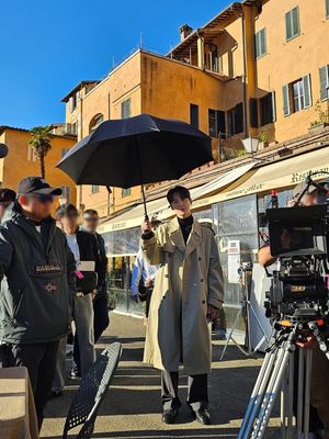 Siap meng-upgrade gaya? Intip 7 inspirasi outfit Quiet Luxury Kim Seon-ho sebagai Joo Ho-jin di drama Netflix terbaru. Klik untuk detail!