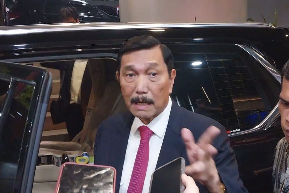 Menko Bidang Kemaritiman dan Investasi Luhut B. Pandjaitan memberikan keterangan kepada awak media di Kantornya, Jakarta, Jumat (18/8/2023). Luhut sebut pemerintah akan mewajibkan masyarakat pakai masker imbas polusi udara di Jabodetabek.