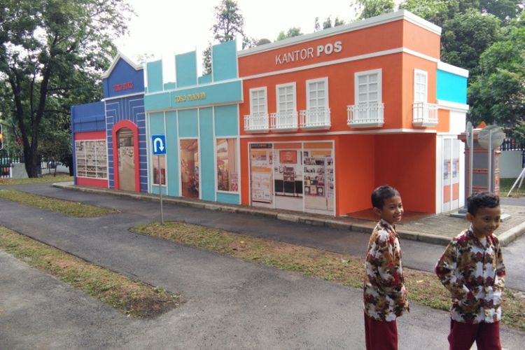 Dua bocah sekolah dasar saat bermain di miniatur kota di Taman Lalu Lintas Ade Irma Suryani, Jumat (29/9/2017)