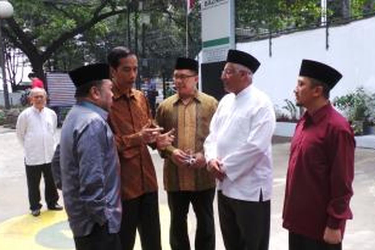 Gubernur DKI Jakarta Joko Widodo (dua dari kiri, berbatik tanpa peci) bersama Ustaz Yusuf Mansyur (kanan) dan Kepala Badan Amil Zakat Nasional (Baznas) Didin Hafidhuddin (kiri) di kantor Baznas, Senin (5/8/2013).
