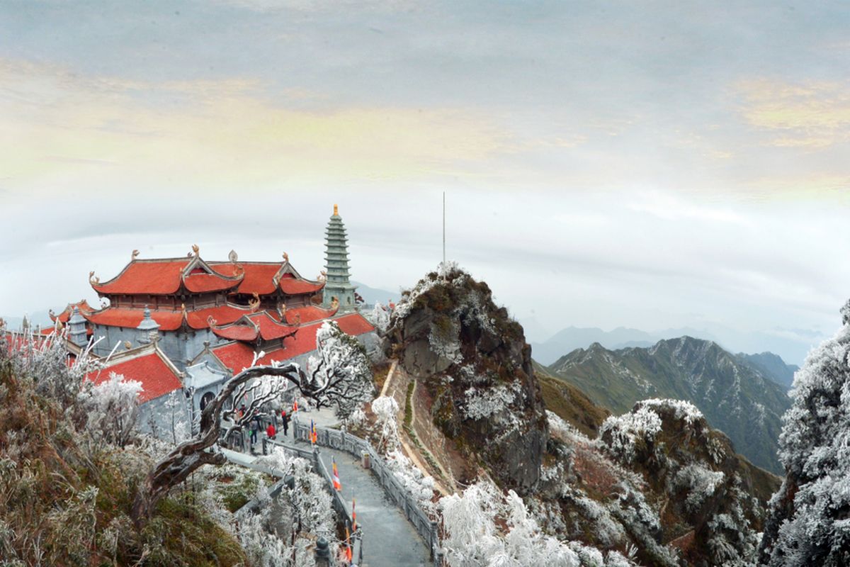 Ilustrasi salju dan es di puncak Gunung Phan Xi Pang di Kota Sa Pa, Vietnam.