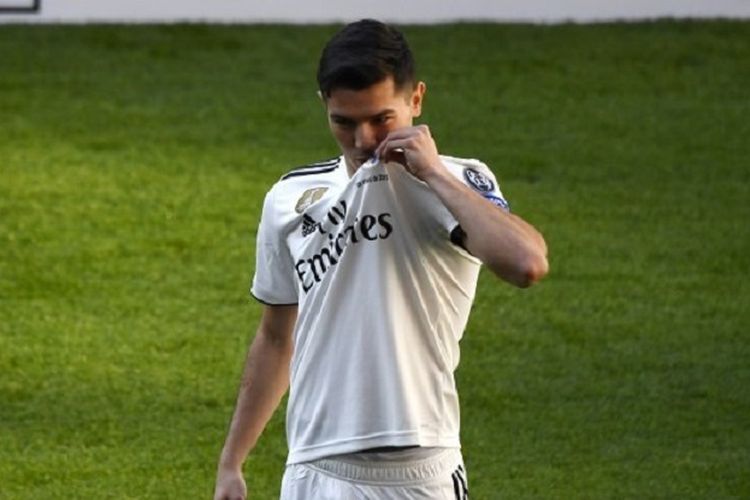 Brahim Diaz mencium logo klub saat diperkenalkan sebagai pemain baru Real Madrid di Stadion Santiago Bernabeu, 7 Januari 2019. 