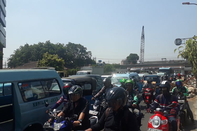 Jalan Matraman Raya, Jakarta Timur nampak macet, imbas dari perluasan sistem ganjil genap, Selasa (10/9/2019).