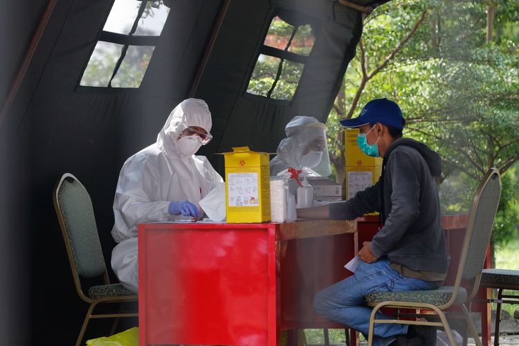 Rapid Test massal Covid -19 di Puskesmas Cilodong Depok, Jumat (27/3/2020). Hari ini 11 puskesmas di Depok, meliputi Puskesmas Depok Jaya, Beji, Abadi Jaya, Cilodong, Sukatani, Cinere, Pengasinan, Cipayung, Duren Seribu, Tugu, dan Limo menggelar rapid test massal.