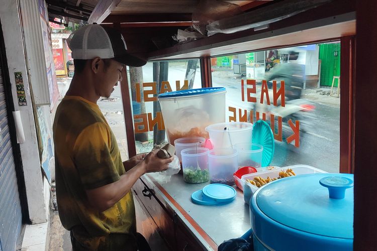 Perjuangan Pedagang Nasi di Jakarta, Bertaruh dengan Cuaca untuk Mengais Rezeki