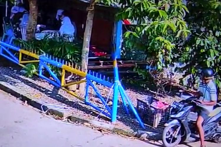 Seorang pria terekam CCTV, diduga tengah melakukan masturbasi di hadapan sejumlah anak sekolah dasar (SD) di sebuah permukiman di Meruya Selatan, Kembangan, Jakarta Barat,Minggu (10/4/2022).