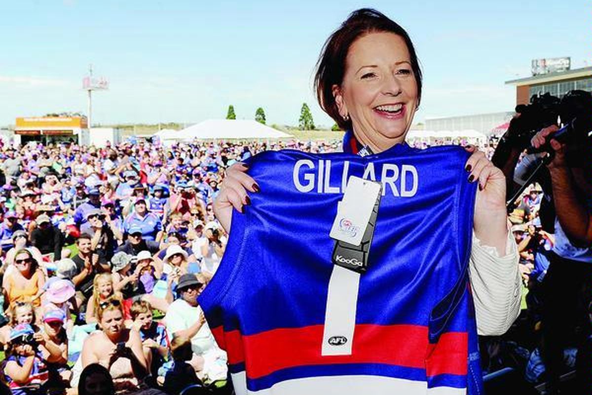 Perdana Menteri Australia Julia Gillard berpose dengan kaus tim Western Bulldogs bernomor punggung 1 dalam acara hari keluarga bagi suporter klub tersebut, di Melbourne, Minggu  (26/2). Gillard mengalahkan mantan PM dan Menteri Luar Negeri Kevin  Rudd dalam pemilihan ketua Partai Buruh Australia, Senin.
