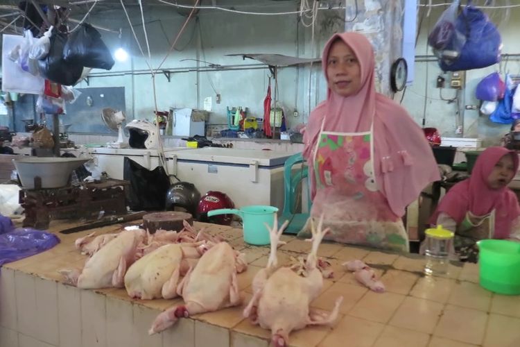 Harga daging ayam potong di Kabupaten Purworejo Jawa Tengah terus menggila. Bahkan sejumlah pedagang mengeluh penjualan mereka turun drastis.
