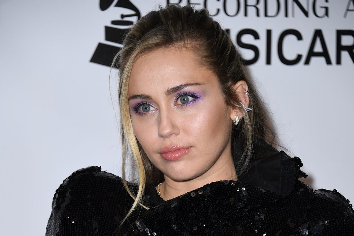 Penyanyi Miley Cyrus menghadiri acara 2019 MusiCares Person Of The Year di Los Angeles Convention Center, Los Angeles, California, Jumat (8/2/2019). 