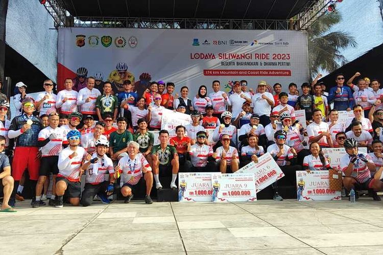 Para juara balap sepeda Lodaya Siliwangi Ride 2023 berfoto bersama saat finish dan penyerahan hadiah di Pangandaran, Jawa Barat, Sabtu (4/11/2023).