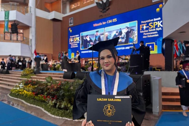 Kisah Hasna, Sukses Lulus S1 Teknik Lingkungan ITS di Usia 19 Tahun