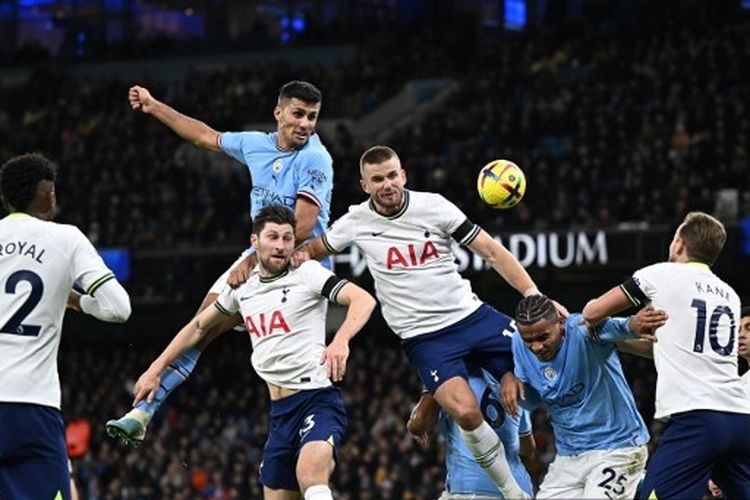 Rodri (Man City) saat tengah menyundul bola ke gawang Tottenham dalam partai tunda pekan ke-7 Liga Inggris 2022-2023. Laga Man City vs Tottenham digelar di Stadion Etihad pada Jumat (20/1/2023). Malam ini, Minggu (5/2/2023) Tottenham dan Man City akan bertarung pada pekan ke-22 Liga Inggris di Stadion Tottenham Hotspur (Foto dari Oli SCARFF/AFP).