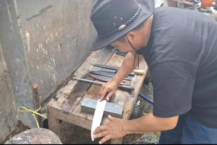 Hari Raya Idul Adha memberikan berkah tersendiri bagi para penjagal hewan kurban, satu di antaranya Zainal Abidin. Zainal merupakan salah satu penjagal hewan kurban di Kota Pontianak, Kalimantan Barat (Kalbar). Dia mengaku, untuk wilayah Kota Pontianak dan Kabupaten Kubu Raya, telah mendapat pesanan memotong hewan sapi 70 ekor dan kambing 200 ekor.