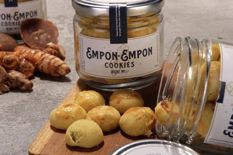 Empon-empon Cookies merupakan kue kering yang berbahan dasar ramuan tradisional. Bahan-bahan dasar tersebut dipercaya bisa meningkatkan daya tahan tubuh di masa pandemic corona ini. 