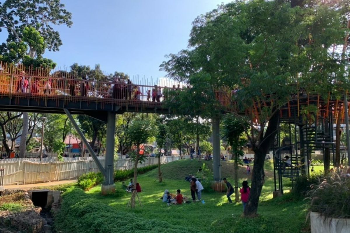 Suasana Taman Tebet Eco Park, Jakarta Selatan, terpantau padat oleh warga Jakarta dan sekitarnya yang berwisata pada Minggu (8/5/2022).