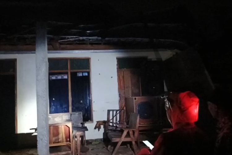 RUSAK--Tim BPBD Kabupaten Madiun mendata salah satu rumah yang rusak akibat diterjang angin kencang di Kecamatan Dagangan, Kabupaten Madiun, Jawa Timur, Minggu (21/9/2025) malam. 