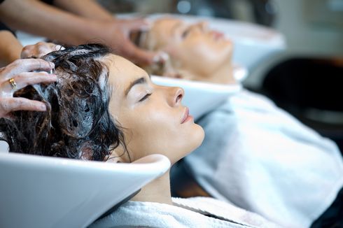 Salon dan Tempat Cukur Rambut Boleh Beroperasi Terbatas Selama PSBB Transisi, Perawatan Muka dan Pijat Ditiadakan