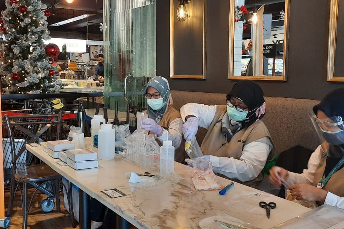 Proses pengecekan kandungan berbahaya di produk makanan dan minuman di Gelael Swalayan, Tebet, Jakarta Selatan, Senin (22/12/2020).