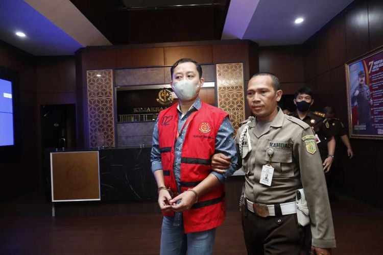 NHK, Mantan Pejabat Bank Himbara di Tangerang saat dibawa ke mobil tahanan setelah ditetapkan sebagai tersangka pembobol dana nasabah sebesar Rp 8,5 miliar oleh Kejati Banten
