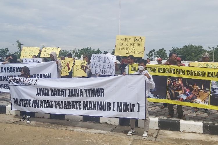 Warga menggelar aksi demonstrasi di depan Kantor Pemkab Brebes mendesak agar segera ada perbaikan jalan rusak yang sebelumnya terkesan dibiarkan pemerintah, Rabu (1/3/2023). 
