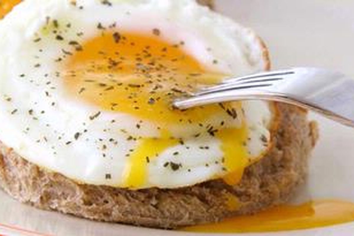 Pilih makan putih telur di restoran junk food.