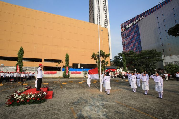 Presiden Direktur CIMB Niaga Tigor M. Siahaan (kiri) memberi hormat pada bendera merah putih saat menjadi Inspektur Upacara peringatan HUT Kemerdekaan RI ke-72 bersama jajaran direksi dan karyawan CIMB Niaga di Griya Niaga II, Bintaro Jaya, Kamis (17/8). 