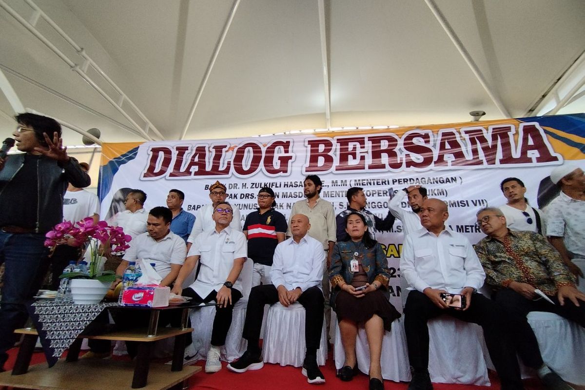 Menteri Koperasi dan Usaha Kecil Menengah (Menkop-UKM) Teten Masduki dan Menteri Perdagangan (Mendag) Zulkifli Hasan mengatakan pedagang pakaian bekas impor dapat menghabiskan stoknya hingga habis, Kamis (24/3/2023) sore di Lantai 4 Pasar Senen Blok III, Jakarta Pusat. (KOMPAS.com/XENA OLIVIA)