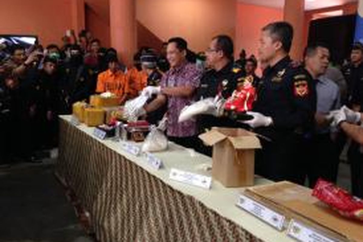 Kantor Pelayanan Utama Bea Cukai Bandara Soekarno-Hatta merilis akumulasi pengungkapan kasus narkoba dan adanya narkoba jenis baru, Selasa (24/11/2015). Ada lima orang tersangka yang dihadirkan dari total 15 orang tersangka dalam 19 kasus yang ditangani empat bulan terakhir. 





