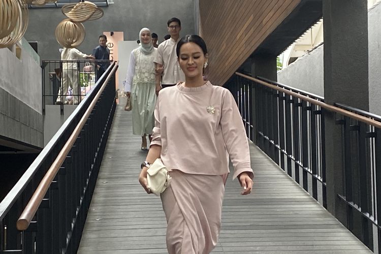 Model mengenakan setelan baju soft pink dengan tas putih pada acara anniversary Merché di Kopitagram Centang Biru, Kuningan, Jakarta Selatan, Jumat (7/2/2025).