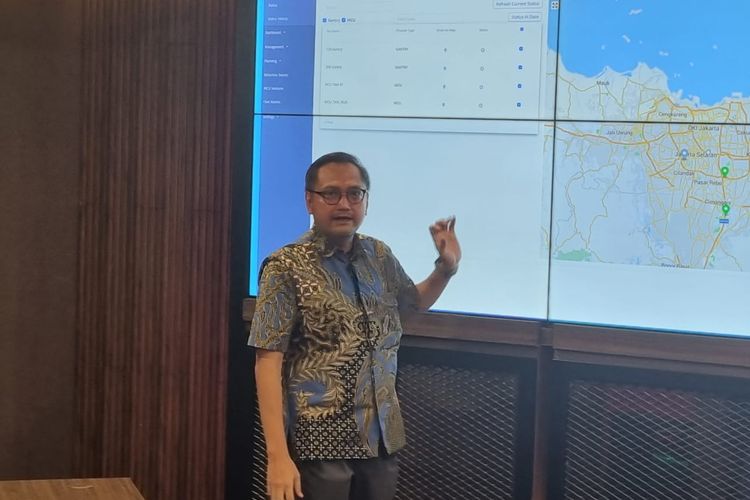 Chief Operating Officer PT Roatex Indonesia Toll System (RITS) Agung Pramono saat menjelaskan cara kerja control center untuk sistem pembayaran tol nontunai nir sentuh (Multi Lane Free Flow/MLFF) kepada awak media di Sequis Center, Jakarta, Rabu (5/7/2023).