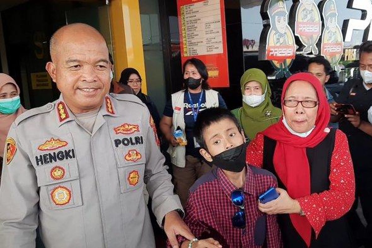 Kapolres Bekasi Kota Kombes Polisi Hengki bersama R dan pendampingnya di Mapolres Jalan Pangeran Jayakarta, Bekasi, Kamis (21/7/2022).