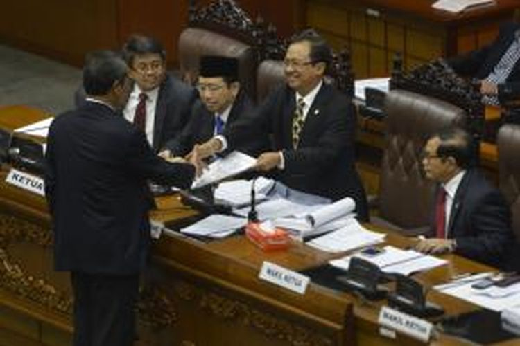 Ketua Pansus Rancangan Undang-undang MPR, DPR, DPD dan DPRD (MD3), Benny K Harman, memberikan rancangan RUU tersebut kepada pimpinan DPR pada Rapat Paripurna DPR di Gedung Parlemen, Jakarta, Selasa (8/7/2014). Pengesahan RUU tersebut berlangsung alot. Sebagian anggota dewan meminta penundaan pengesahan RUU tersebut.