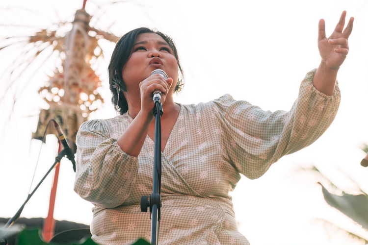Penyanyi jebolan X Factor Indonesia Shena Malsiana meninggal dunia karena lupus nefritis.