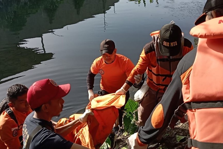 Evakuasi jenazah anak perempuan tenggelam di Surabaya, Sabtu (20/1/2024).