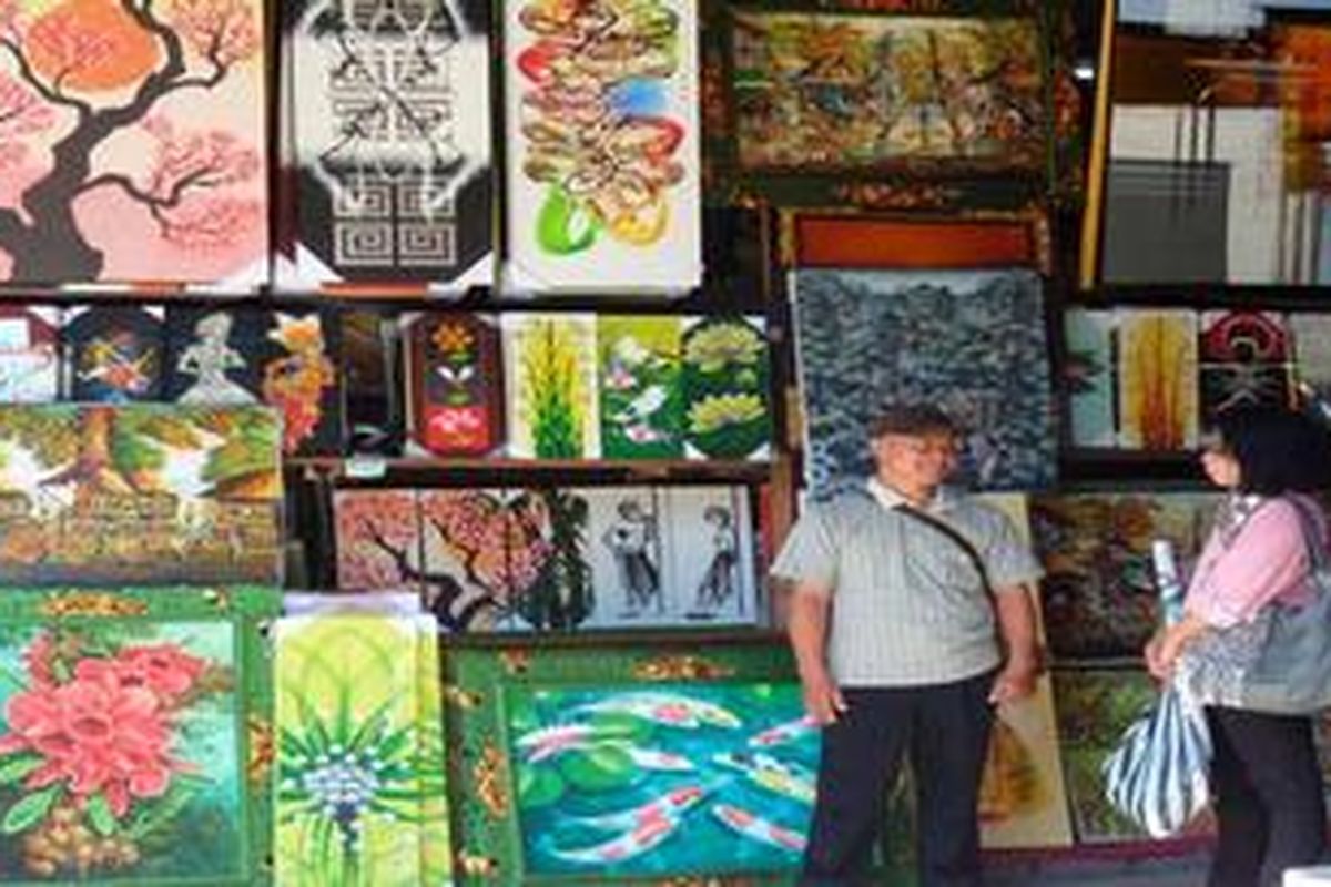 Pasar Seni Guwang, Sukawati, yang berlokasi di Jalan Raya Guwang, Sukawati, Gianyar, menjadi alternatif tempat berbelanja aneka suvenir dan oleh-oleh khas Bali, termasuk berbagai macam lukisan. Suasana di tengah Pasar Seni Guwang, Sukawati, pada Rabu (23/5/2012).  