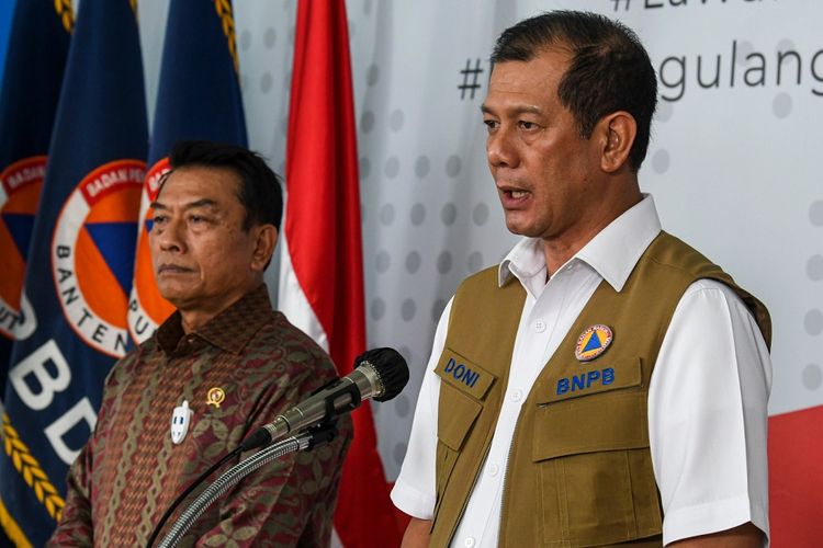 Kepala Badan Nasional Penanggulangan Bencana (BNPB) Doni Monardo (kanan) memberikan keterangan pers di Graha BNPB, Jakarta, Jumat (27/3/2020). Untuk menangani penyebaran virus COVID-19, Kantor Staf Presiden menyerahkan bantuan masker dan sarung tangan masing-masing sebanyak  1 juta buah yang diserahkan kepada Gugus Tugas Percepatan Penanganan COVID-19 BNPB. ANTARA FOTO/Nova Wahyudi/nz
