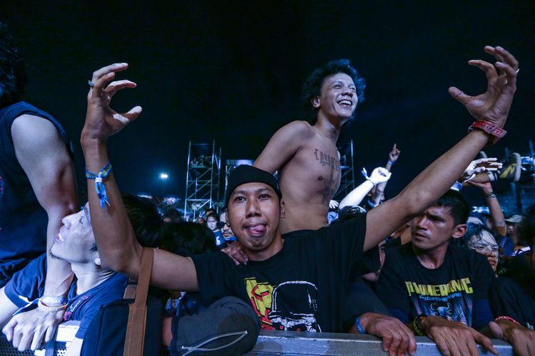 Hammerhead antusias menyaksikan penampilan band asal Bandung, Burger Kill di Hammersonic Rise of The Empire yang digelar di Pantai Carnaval Ancol, Jakarta Utara, Sabtu (18/3/2023).