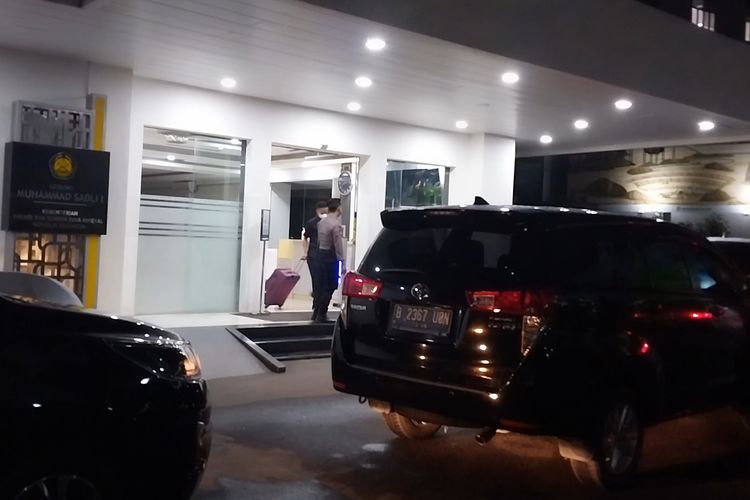 Tim KPK keluar dari Kantor Ditjen Minerba usai lakukan penggeledahan selama 8 jam, Jakarta, Senin (27/3/2023).